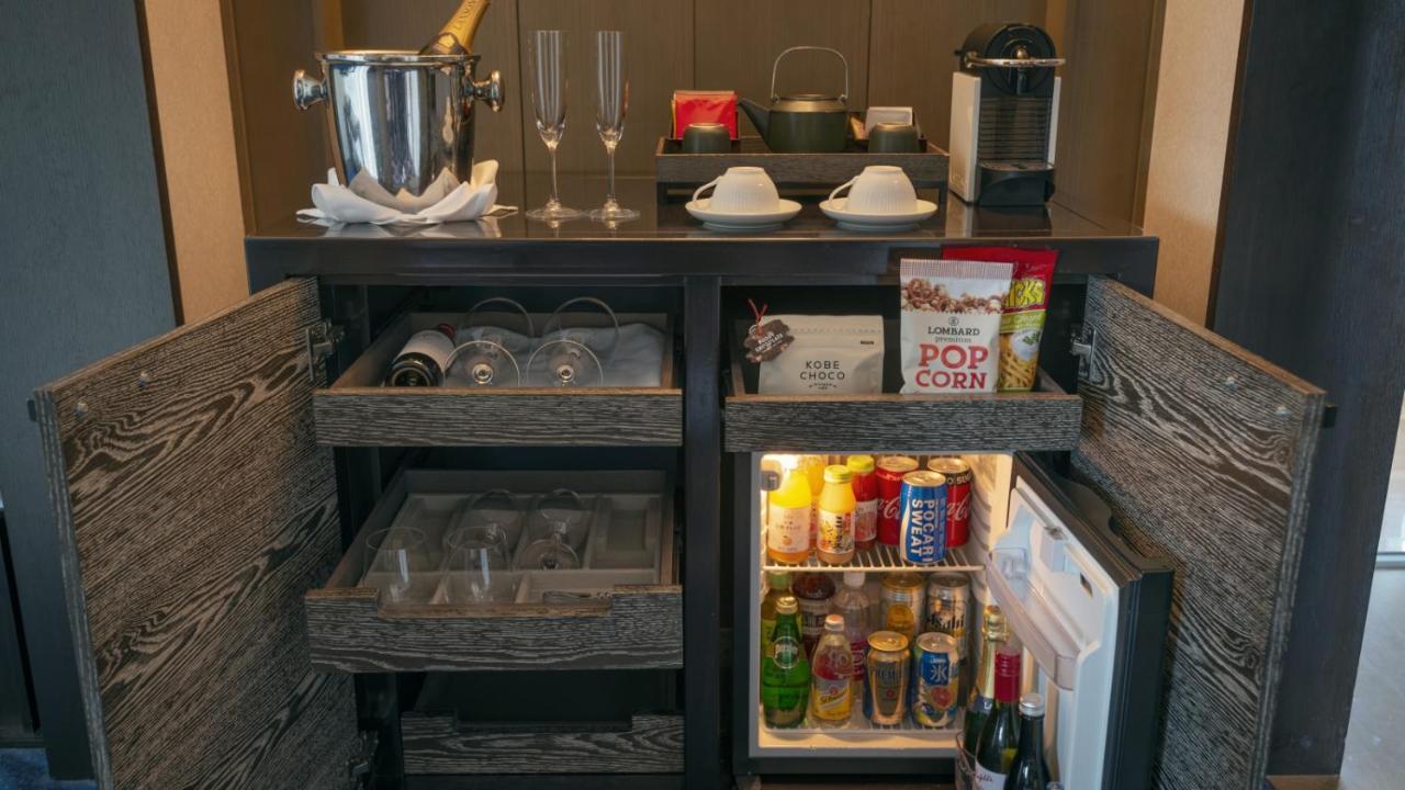 Oriental Hotel Кобе Екстериор снимка A mini-bar in a hotel room