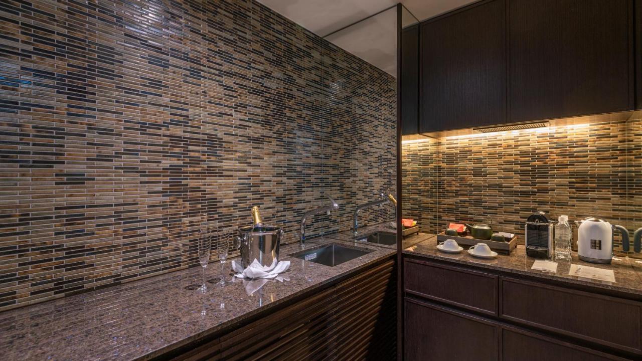 Oriental Hotel Кобе Екстериор снимка A wet bar in a hotel suite