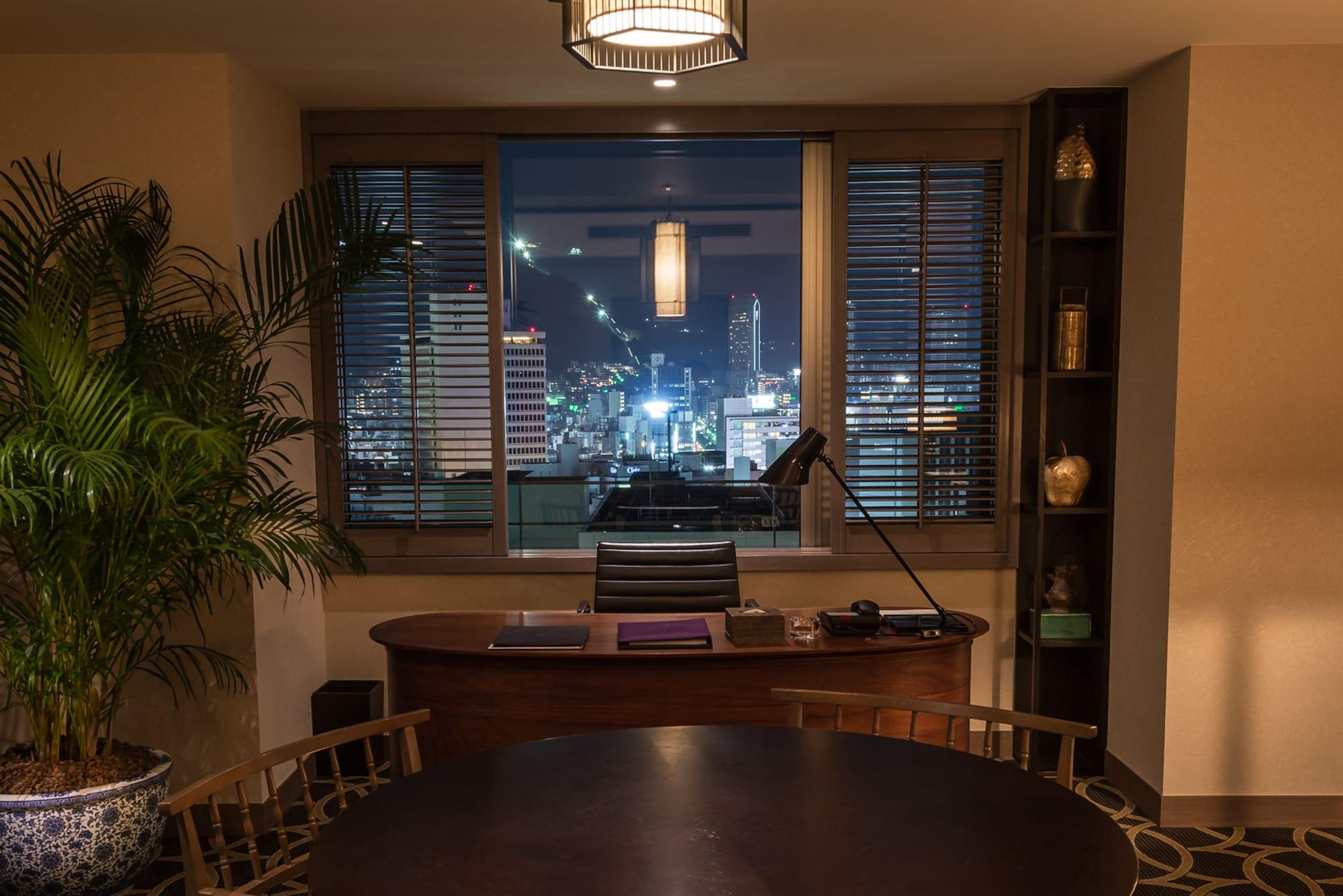 Oriental Hotel Кобе Екстериор снимка The view from the office of the Chief Executive of the Hong Kong Special Administrative Region