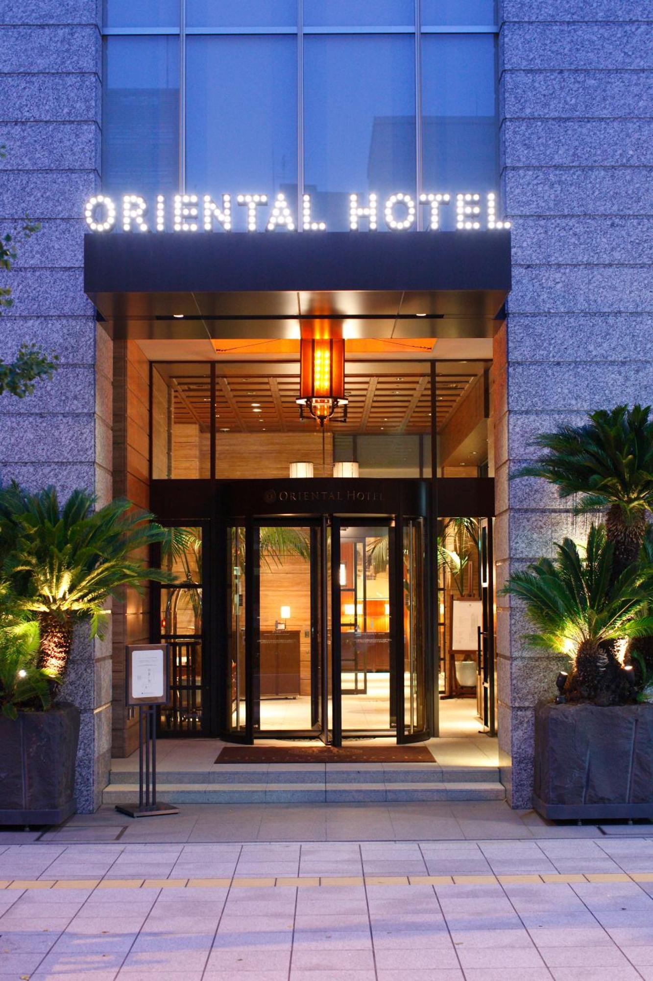 Oriental Hotel Кобе Екстериор снимка Entrance of the hotel